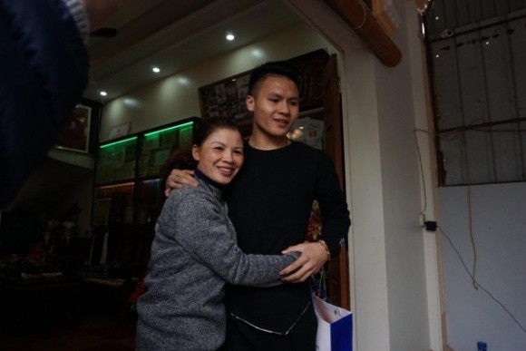 
Bố mẹ Quang Hải mừng rỡ đón con trai về nhà.