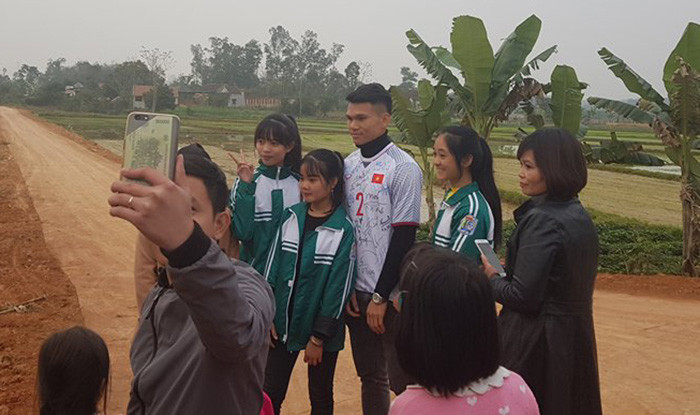 Các cầu thủ U23 Việt Nam về thăm quê: người âm thầm lặng lẽ, người chào đón ồn ào