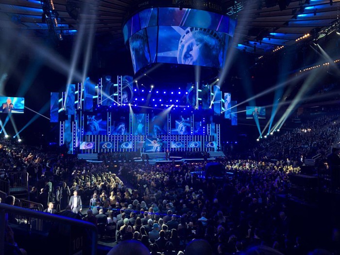 
Sân khấu hoành tráng tại lễ trao giải Grammy 2018 được Thanh Bùi chia sẻ trên trang cá nhân.  - Tin sao Viet - Tin tuc sao Viet - Scandal sao Viet - Tin tuc cua Sao - Tin cua Sao