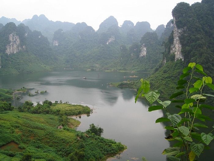 
Vẻ đẹp hoang sơ của hồ Nà Hang.