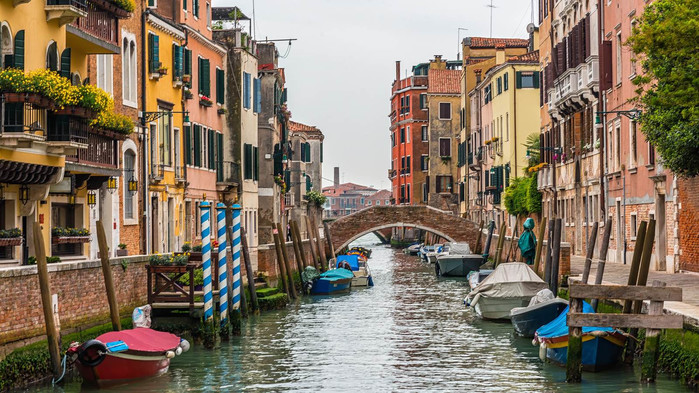 
Thành phố Venice nổi tiếng với những con kênh tuyệt đẹp, được nối nhau bởi những cây cầu cong cong.