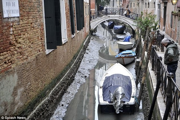 
Siêu Trăng Xanh Máu hút cạn nước của những con kênh tại Venice.