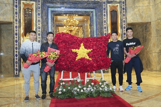 
Các chàng trai U23 Việt Nam năng động trong trang phục thể thao khỏe khoắn bên 1500 cánh hoa hồng nhung kết thành hình lá cờ tổ quốc.