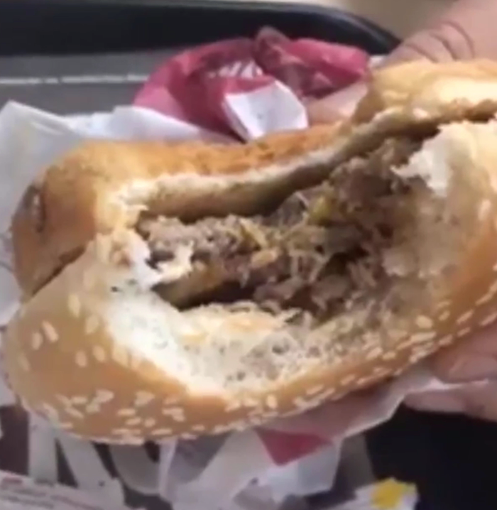 
Một cặp vợ chồng nói rằng họ đã thấy một đống giòi đang bò bên trong chiếc burger của mình