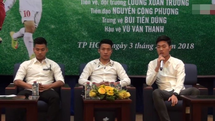 
Các cầu thủ U23 Việt Nam tươi tắn trong buổi gặp gỡ tại TP.HCM.