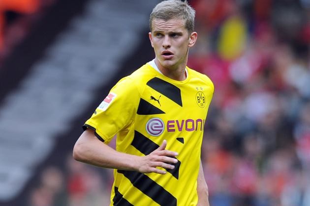 
Có thể nói rằng Sven Bender là một nhân tố quan trọng trong đội hình của Dortmund 2 lần liên tiếp vô địch Bundesliga. Tiền vệ này đã cạnh tranh rất nhiều để có được suất đá chính ở vị trí tiền vệ phòng ngự. Cuối cùng, sau 8 năm chơi bóng tại Signal Iduna Park, anh đã chuyển tới đầu quân cho Bayer Leverkusen khi đã thi đấu 158 trận và ghi được 4 bàn thắng cho Dortmund.