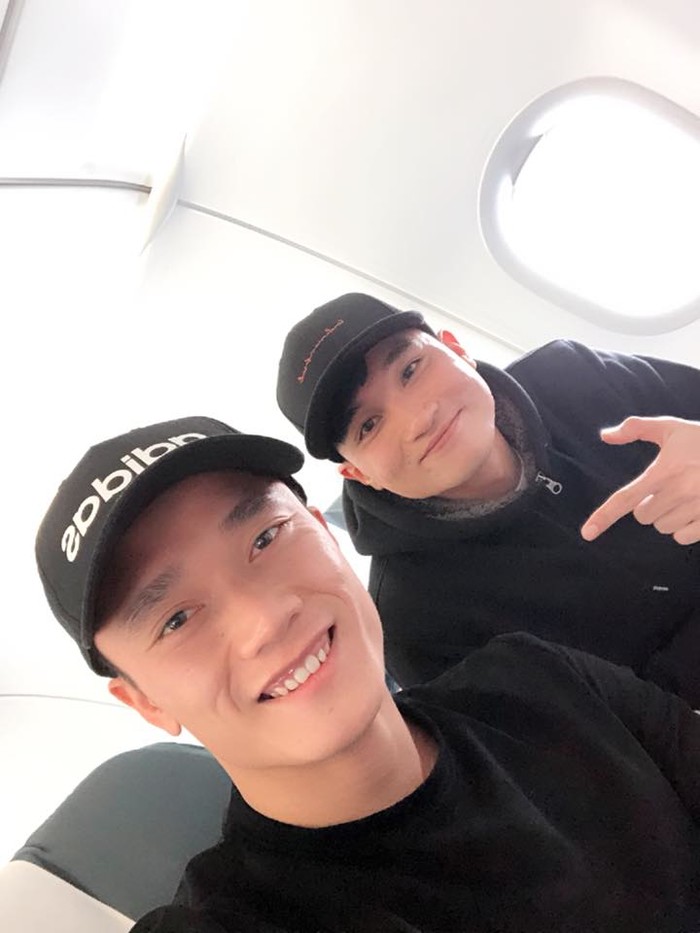 
Bùi Tiến Dũng đăng tải bức ảnh chụp cùng Lê Văn Đại trên máy bay