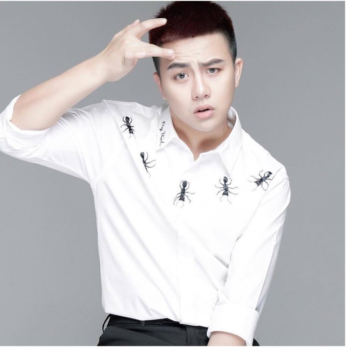 
Nam diễn viên Duy Khánh cũng diện áo sơ mi trắng giống ông xã Hari Won trong loạt ảnh mừng tuổi mới.