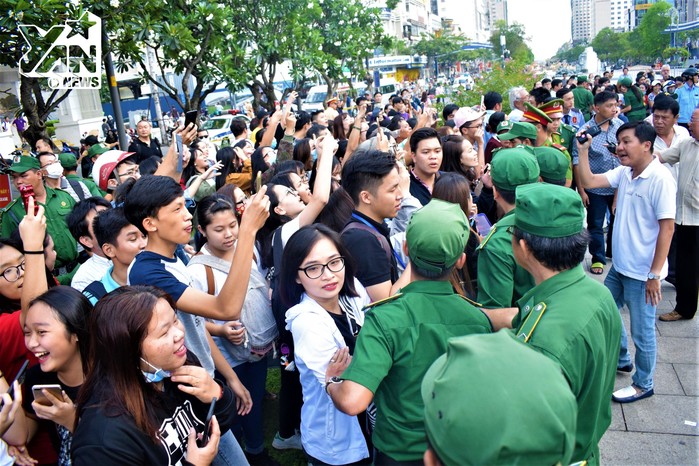 
Dòng người hâm mộ đã có mặt từ rất sớm để đón các cầu thủ U23 Việt Nam