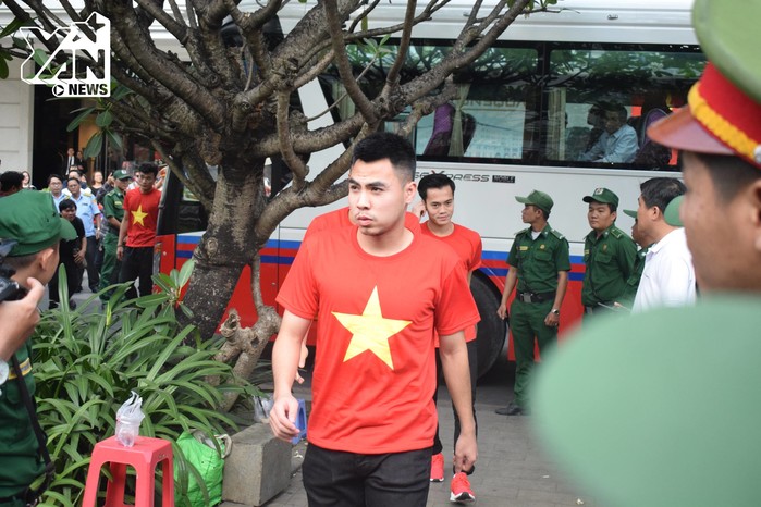 Toàn đội U23 Việt Nam có mặt đầy đủ tại Sài Gòn làm lễ dâng hoa kính tượng Bác tại phố Nguyễn Huệ