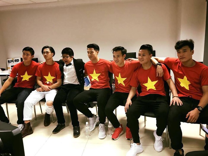 
Đội tuyển U23 Việt Nam đã có mặt tại đêm Gala trao giải những nhân vật truyền cảm hứng 2017, chụp ảnh cùng bé Bôm
