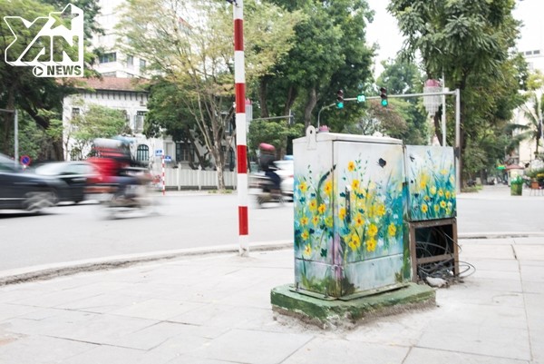 Lần đầu tiên nhìn thấy những bốt điện cũ kỹ ở Hà Nội lại tràn ngập “hoa” đến thế