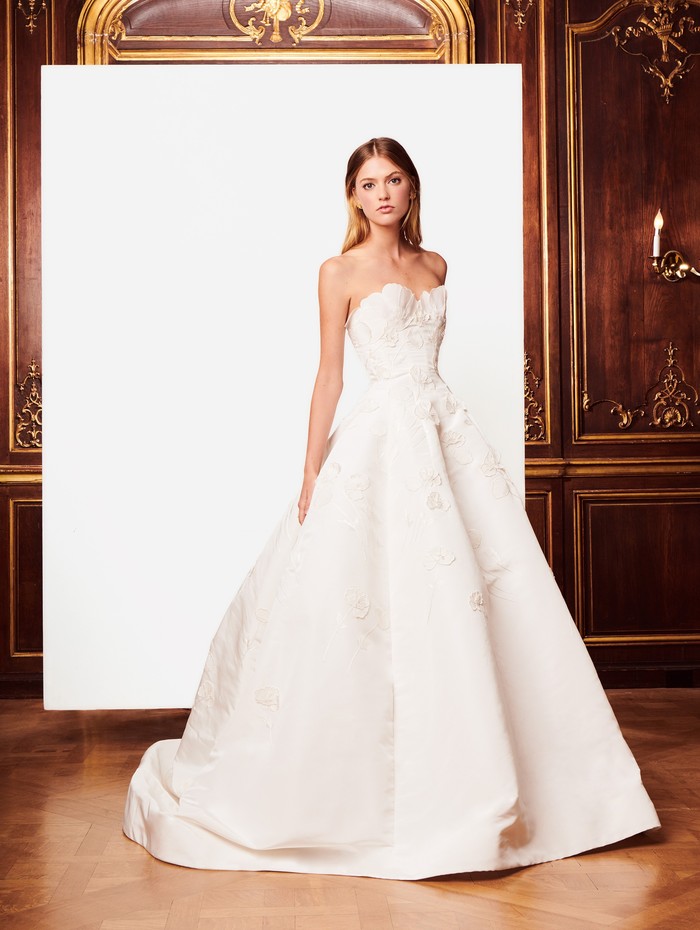 
Chiếc váy cưới bà xã Taeyang diện chính là thiết kế nằm trong bộ sưu tập váy cưới Thu - Đông 2018 của nhà mốt đình đám thế giới.