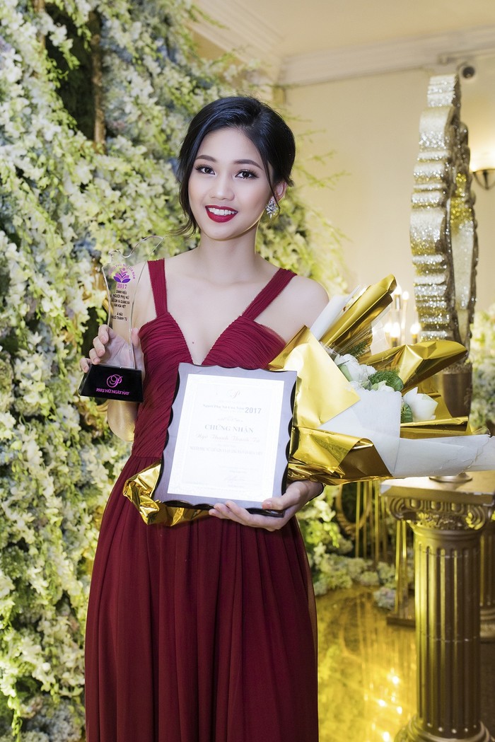 Á hậu Thanh Tú bất ngờ đoạt giải Người phụ nữ giữ gìn và quảng bá văn hoá Việt
