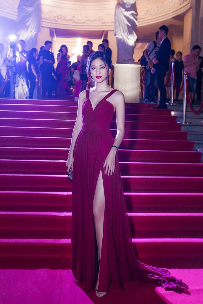
Tại lễ trao giải, Á hậu Thanh Tú nổi bật cuốn hút với đầm đỏ cắt xẻ tinh tế tôn lên vẻ quyến rũ và nữ tính của người đẹp.