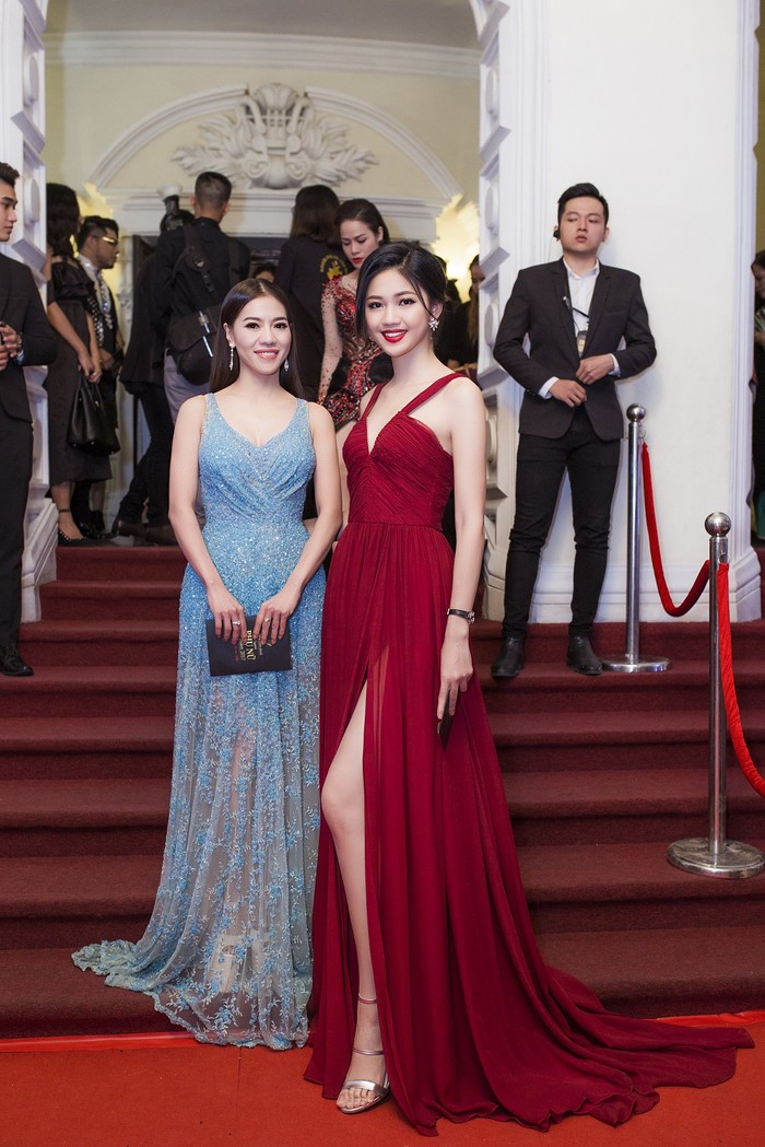 
Cô chụp ảnh lưu niệm cùng Phó Trưởng BTC Hoa hậu Việt Nam - bà Phạm Kim Dung.