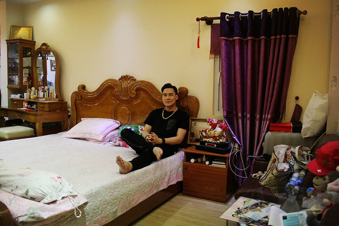 
Phòng ngủ khá đơn giản nhưng toàn bộ nội thất đều được thực hiện bằng gỗ của Khánh Phương. - Tin sao Viet - Tin tuc sao Viet - Scandal sao Viet - Tin tuc cua Sao - Tin cua Sao