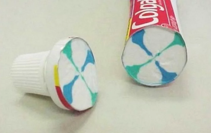 
Đây chính là ống kem đánh răng thường ngày của chúng ta sau khi được bổ dọc ra, trông thú vị đúng không nào?