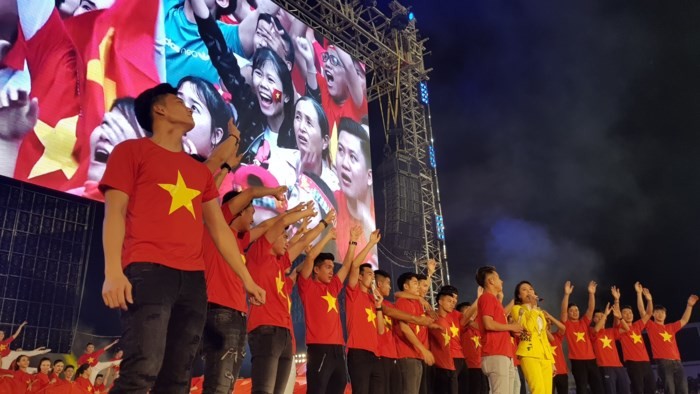
U23 Việt Nam trên sân khấu buổi giao lưu.