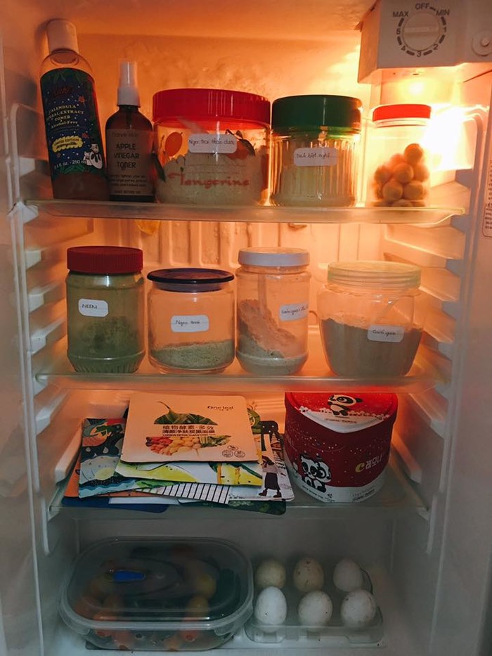 
Khi bạn mở tủ lạnh của người yêu để kiếm đồ ăn những lại chỉ nhìn thấy nguyên liệu đắt mặt nạ.