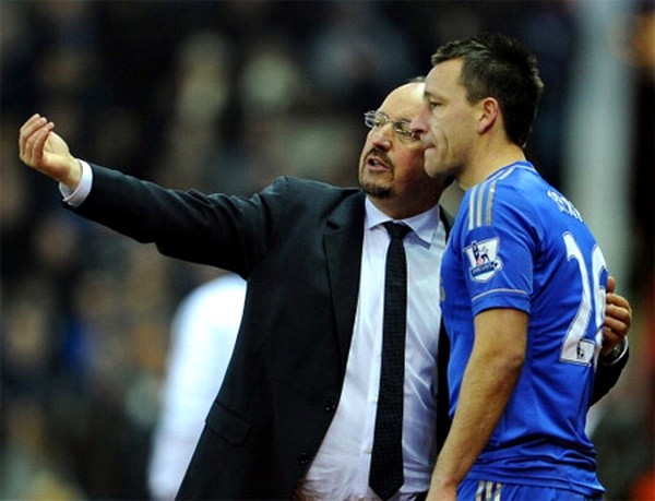 
"Mạnh tay" đẩy công thần John Terry lên ghế dự bị vì cho rằng đội trưởng Chelsea không đủ sức thi đấu ở đội 1, HLV Rafa Benitez đã bị BLĐ The Blues sa thải vào cuối mùa bóng 2013.