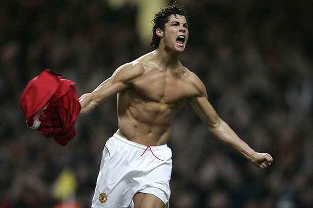  
Không phải cho đến khi trận chung kết Champions League 2014 khép lại, CR7 mới gây ấn tượng bởi cách "lột áo" ăn mừng khoe cơ bắp. Trước đó, tiền đạo Real Madrid từng nhiều lần thực hiện hành động tương tự hồi còn thi đấu cho Manchester United. Đặc biệt nhất, khi ghi được bàn thắng đầu tiên trong sự nghiệp tại Sporting CP vào năm 2002, Ronaldo cũng đã ăn mừng theo cách này.