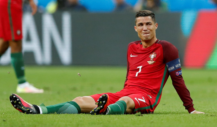 
NHM trên toàn thế giới hẳn sẽ không quên khoảnh khắc đầy xúc động trong trận chung kết Euro 2016 của chiến binh người Bồ Đào Nha. Ở phút thứ 24 của trận đấu, lo sợ chấn thương sẽ khiến đội nhà bị lép vé và để vuột mất ngôi vô địch như 12 năm trước, Ronaldo đã không thế cầm được nước mắt. Chứng kiến cảnh này, nhiều CĐV không khỏi xót xa và khâm phục tinh thần chiến đấu của CR7. May mắn thay, với kết quả chung cuộc 1-0 nhờ pha lập công của tiền đạo Eder, Ronaldo và các đồng đội ở tuyển BĐN đã có thể vui mừng nâng cao chiếc cúp vô địch châu Âu 2016.