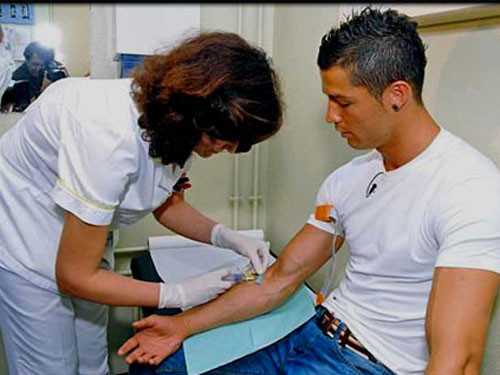 
Trái với nhiều đồng nghiệp, Ronaldo không bao giờ có thú vui "họa bì". Hình ảnh một CR7 với cơ thể "sạch trơn" không hình xăm chẳng còn xa lạ gì với NHM. Và hiến máu chính là động lực để chàng cầu thủ 33 tuổi kiên quyết "giữ mình". Khi nhắc đến những VĐV tích cực hiến máu và làm tình nguyện, không thể không kể đến Ronaldo. Cá tính, gan lì là thế nhưng Ronaldo lại mang trong mình một trái tim nhân hậu và ấm áp.