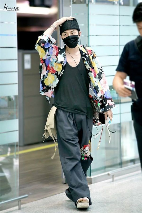 

Thời trang sân bay "quái lạ" của G-Dragon.