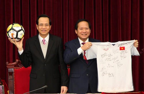 Bất ngờ với chiếc áo đầy đủ chữ ký U23 VN tặng Thủ tướng được đấu giá với mức khởi điểm 1 tỷ đồng
