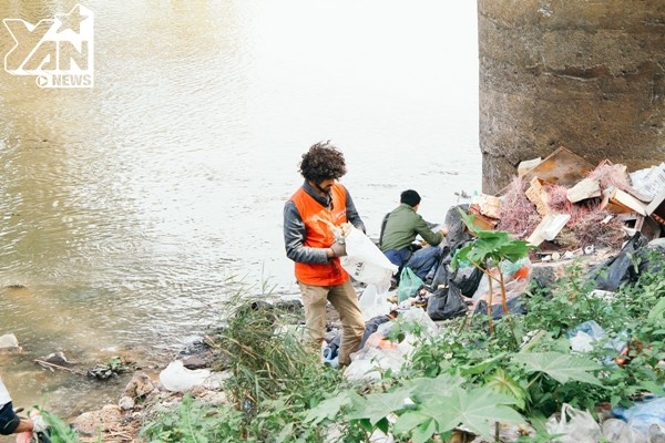 
Chàng Tây Scott Matt tham gia thu gom rác cùng các bạn trẻ dưới cầu Long Biên thu hút sự chú ý của nhiều người