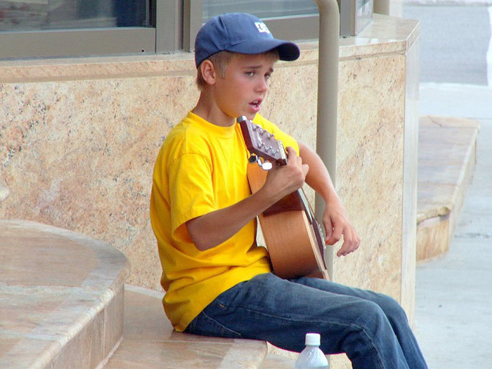 
Tất cả mọi thứ bắt đầu từ đây, khi Justin Bieber vẫn còn là một chú nhóc bé tí hon đi hát dạo trước các rạp hát để kiếm tiền.