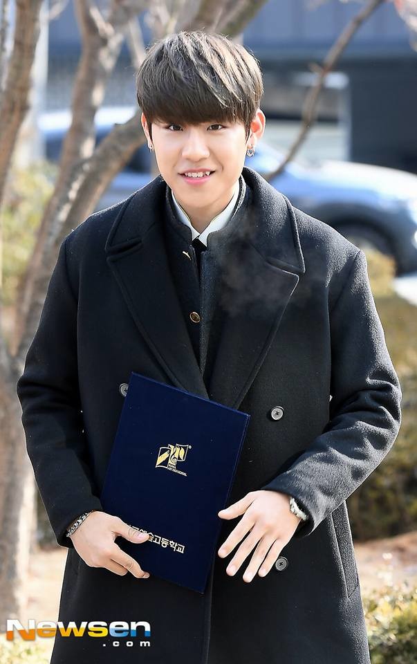 Mặc đồng phục vẫn xinh lung linh, dàn sao đình đám xứ Hàn nổi bật tại lễ tốt nghiệp cấp 3