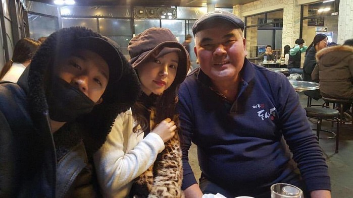 
Taeyang và Min Hyo Rin chụp hình với người hâm mộ tại một quán ăn tại Jeju.