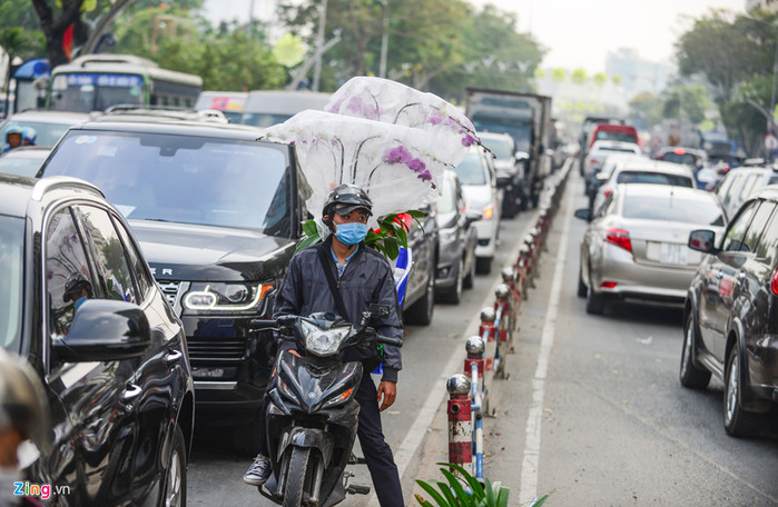 
Một người đi xe máy bị mắc kẹt giữa các làn xe trên đường Tôn Đức Thắng. Nguyên nhân kẹt xe diễn ra sau vụ va chạm giao thông giữa xe máy và xe bồn trên cầu Khánh Hội. 