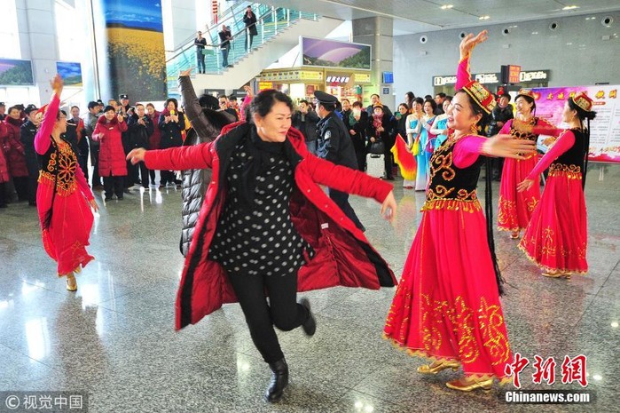 
Thậm chí họ còn cùng nhau nhảy múa tại nhà ga Hami ở Tân Cương