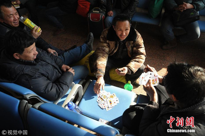 
Tại một ga chờ tàu thuộc tỉnh Sơn Tây, những hành khách này lựa chọn việc chơi bài để giết thời gian