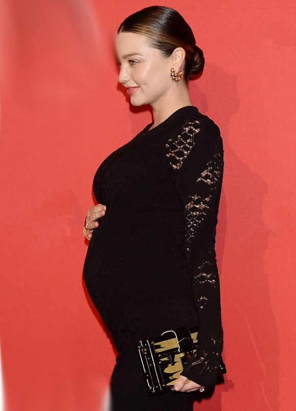Sắp đến ngày sinh nở, Miranda Kerr vẫn tự tin đi giày cao gót trên thảm đỏ