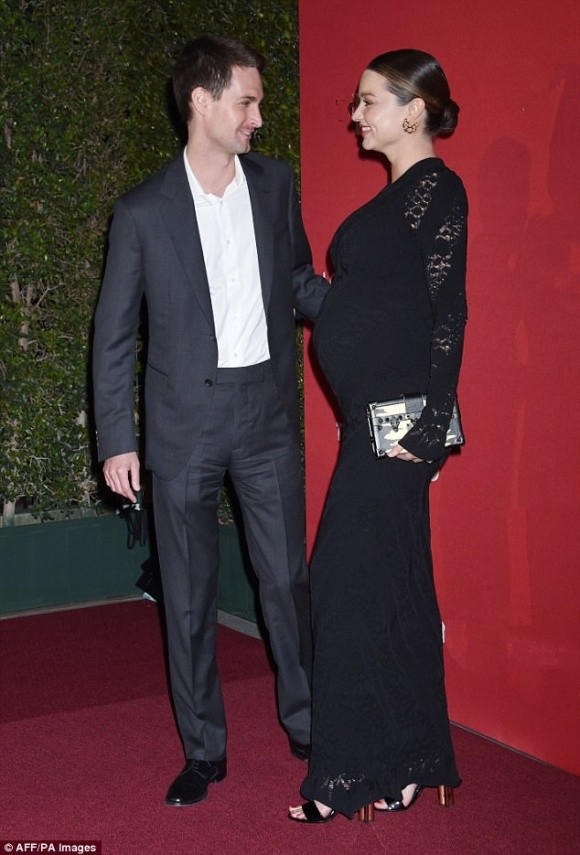 
Miranda Kerr được chồng trẻ chăm sóc chu đáo trên thảm đỏ.