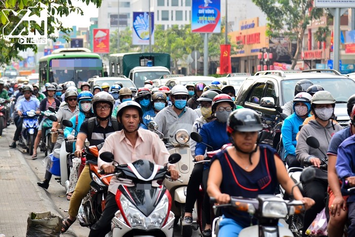 Sài Gòn: Kẹt xe kinh hoàng vì dòng người về quê ăn Tết trong những ngày làm việc cuối cùng