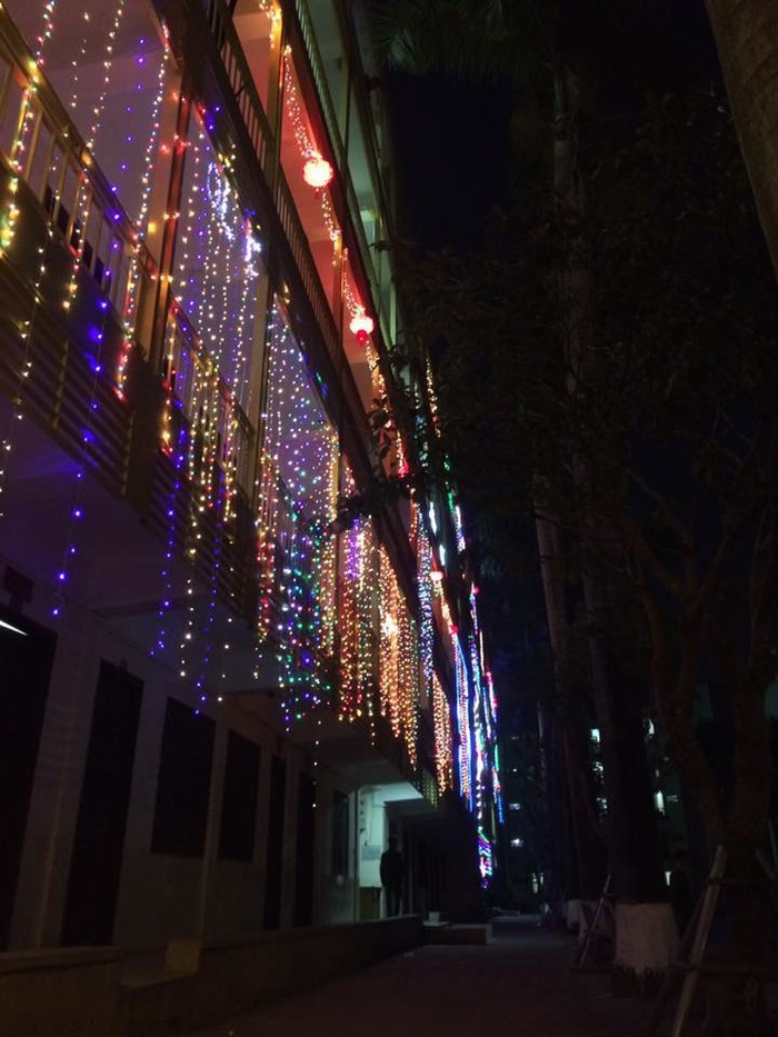 Sân trường Học viện Cảnh sát bỗng biến thành “phố Tạ Hiện” với loạt đèn nhấp nháy sáng tưng bừng