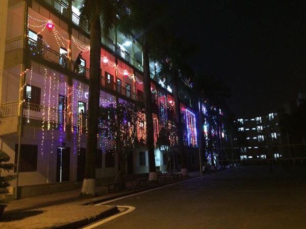 Sân trường Học viện Cảnh sát bỗng biến thành “phố Tạ Hiện” với loạt đèn nhấp nháy sáng tưng bừng