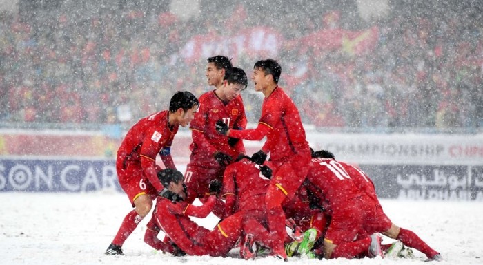 
Các cầu thủ ăn mừng chiến thắng sau cú ghi bàn lịch sử của Quang Hải (nguồn ảnh: AFC)