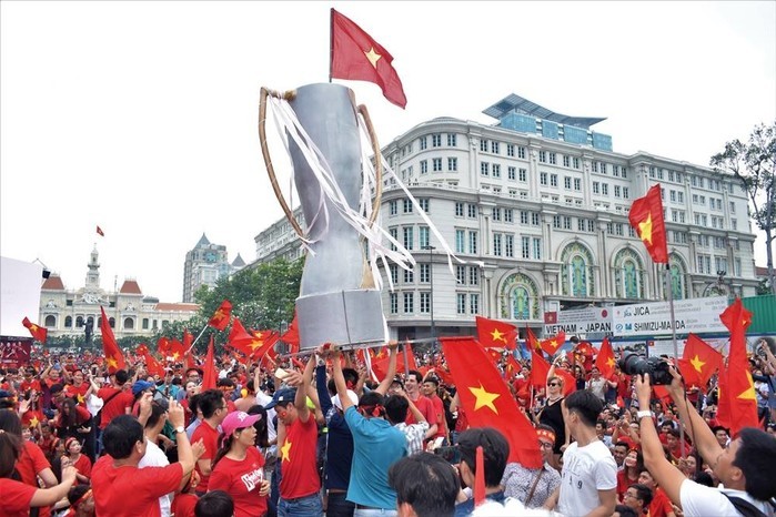 
Màn "rước cúp" ăn mừng pha ghi bàn của Quang Hải tại phố đi bộ Nguyễn Huệ (Sài Gòn).