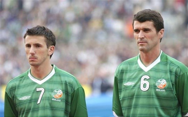 
Liam Miller chơi cạnh huyền thoại Roy Kean của Man United ở đội tuyển quốc gia Cộng Hòa Ireland.