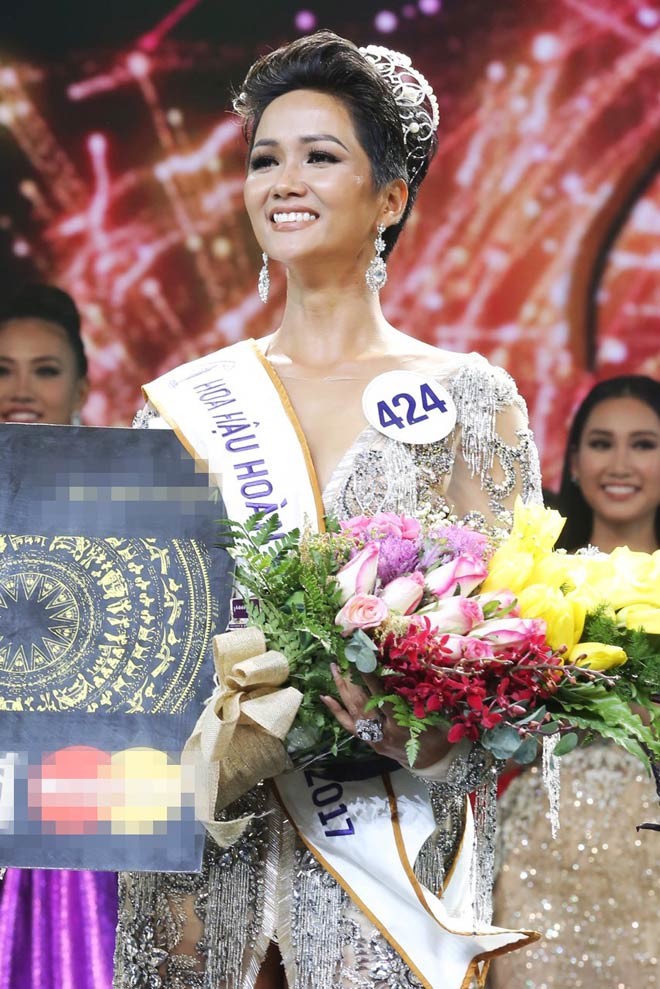 
Để có tiền tham gia Hoa hậu Hoàn vũ Việt Nam, H'Hen Niê đã phải đi vay 4 triệu đồng từ 2 người bạn.