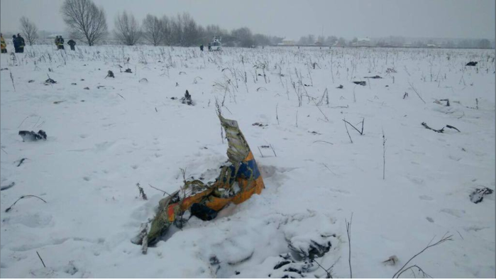 
Mảnh vỡ của chiếc máy bay được tìm thấy tại hiện trường (Ảnh: Reuters)