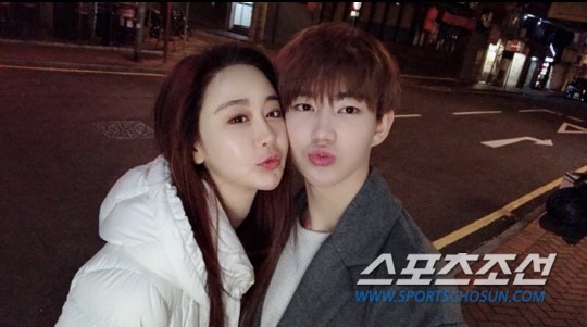 
Hình ảnh hẹn hò của Ham So Won và bạn trai kém 18 tuổi.
