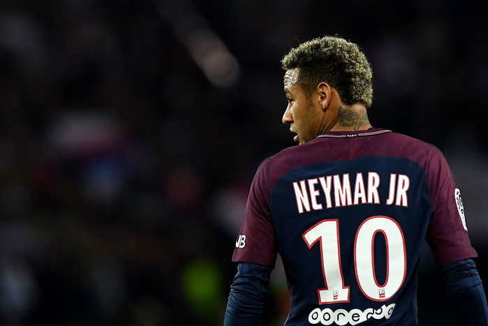 
Paris Saint-Germain tỏ rõ tham vọng chinh phục trời Âu bằng việc bỏ ra mức giá "điên rồ" 222 triệu euro để mang về Neymar từ Barcelona. Đã tiệm cận đẳng cấp siêu sao nhưng vẫn phải núp dưới cái bóng quá lớn mang tên Lionel Messi, Neymar đang rất khát khao thể hiện mình, và mùa giải năm nay cùng PSG là một cơ hội không thể nào rõ ràng hơn với tiền đạo người Brazil.