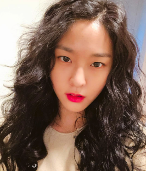 Sao nữ Hàn luôn làm mưa làm gió trên các trang báo và mạng xã hội với mốt tóc xù của mình. Với các hình ảnh đẹp và thu hút này, bạn sẽ khám phá được những bí mật để có được mái tóc hoàn hảo như các ngôi sao Hàn Quốc nhanh chóng và dễ dàng.